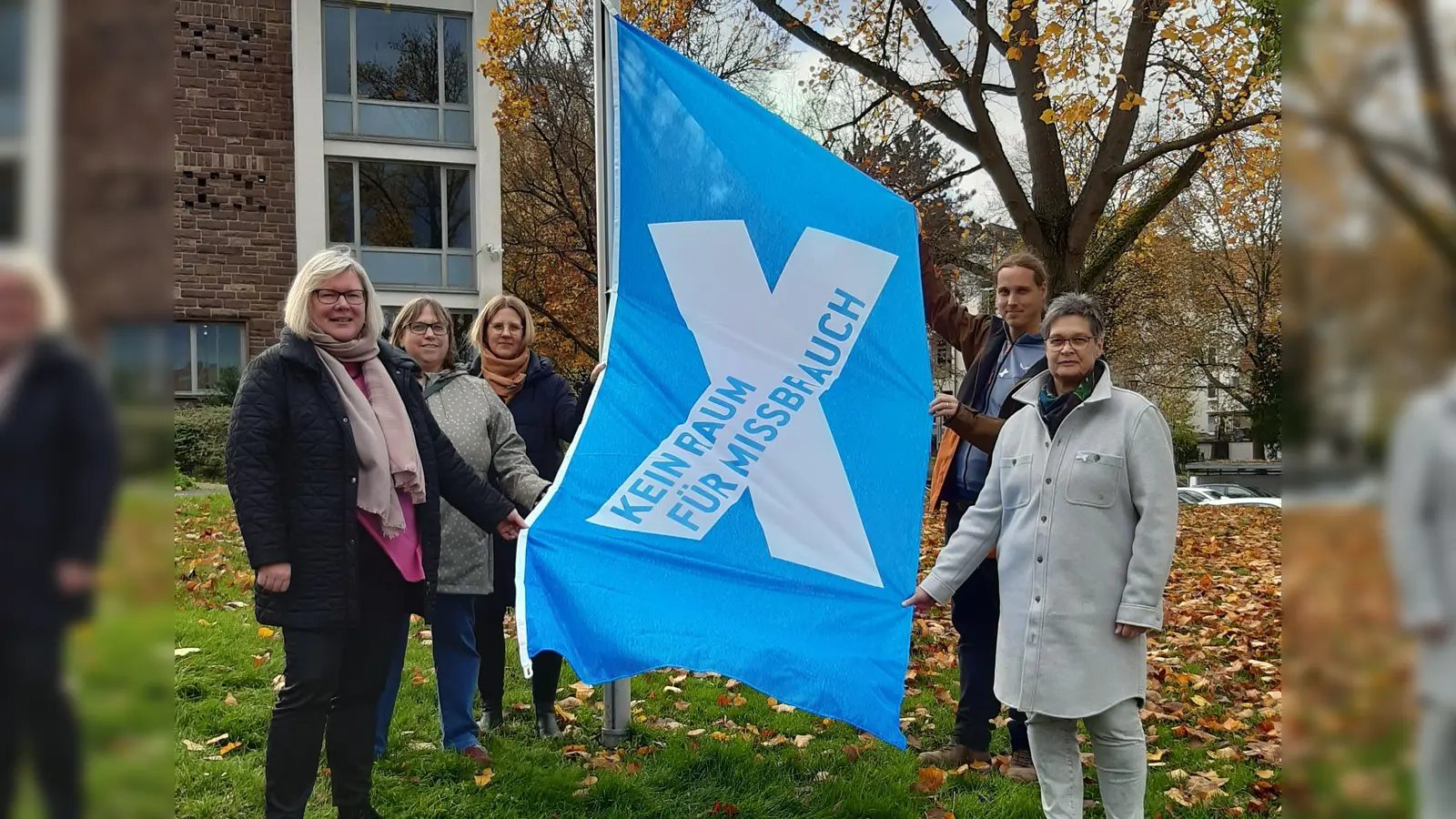 Setzen ein Zeichen gegen sexualisierte Gewalt: Vizelandrätin Silke Engler, Annemarie Selzer, Monika Jacob und Julius Wolf von der faX-Beratungsstelle sowie Anette Milas, Frauenbeauftragte des Landkreises Kassel.  (Foto: Landkreis Kassel)