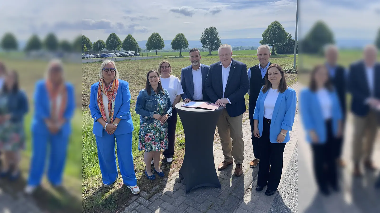 Die Bürgermeister bei der Unterzeichnung der gemeinsamen Absichtserklärung zur Entwicklung eines interkommunalen Gewerbestandorts im Bereich des Wirtschaftsparks Höxter (v.l.): Höxters Baudezernentin Julia Gogrewe, Maren Urban, Vorsitzende des Stadtrates Holzminden, Christiane Peters, Vorsitzende des Ortsausschusses Albaxen, Holzmindens Bürgermeister Christian Belke, Höxters Bürgermeister Daniel Hartmann, Ralf Flormann, Baudezernent der Stadt Holzminden, sowie Katharina Borgolte, Vorsitzende des Ortsausschusses Stahle. (Foto: Stadt Höxter)