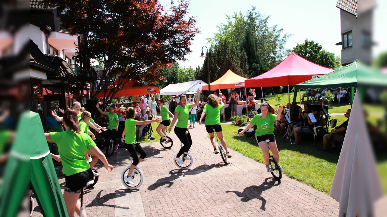 Trotz der tropischen Temperaturen hatten alle viel Spaß auf dem Sommerfest des Albert-Schweitzer-Seniorenzentrums. Sportliche Einlagen wie hier die Einrad-Showgruppe aus Schönhagen sorgten für viel Kurzweil. (Foto: Foto: Albert-Schweitzer-Seniorenzentrum)