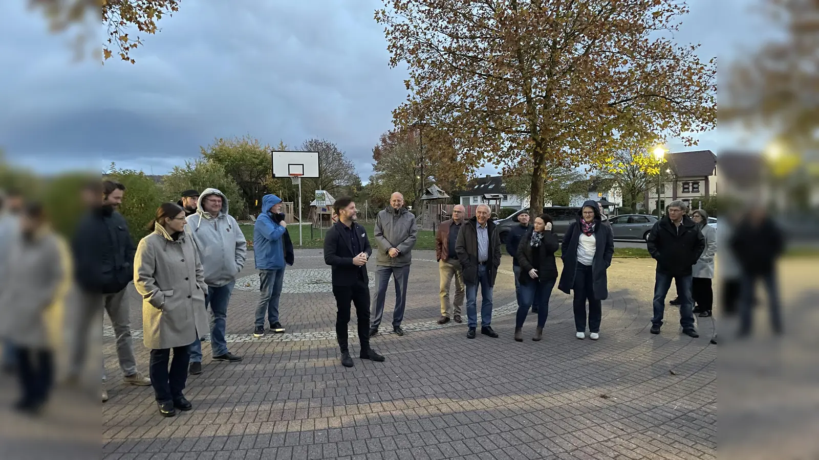 Tino Wenkel (Mitte) präsentiert den Mitgliedern der LAG den Mehrgenerationenspielplatz und die neue Toilettenanlage in Boffzen (Foto: Landkreis Holzminden)