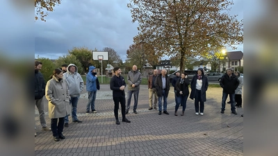 Tino Wenkel (Mitte) präsentiert den Mitgliedern der LAG den Mehrgenerationenspielplatz und die neue Toilettenanlage in Boffzen (Foto: Landkreis Holzminden)