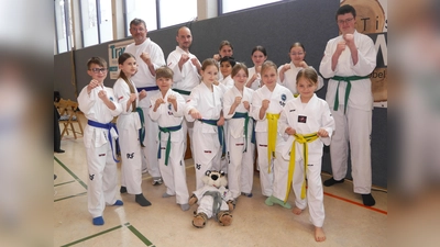 Zeigten sich hoch motiviert bei den Offenen Weserberglandmeisterschaften im Taekwon-Do und Kickboxen (vorn v.l.): Janneck Weyer, Marina Eckert, Vasily Schmidt, Isabella Malena, Kira Bost, Talea Voss und Lisa Schmidt. Dahinter (von links) Stefan Laufenburg, Niels Löhmann, Lea Pauling, Yusuf Cizme, Lucy Bost, Stella Strieder und Max Laufenburg. (Foto: MTV Boffzen)