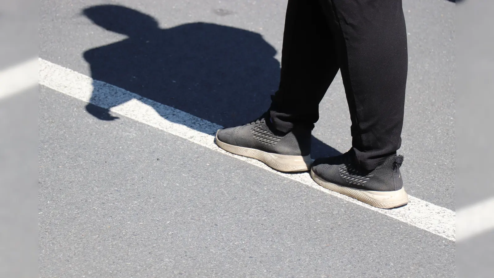 Auch das gehört zur Überprüfung: Über eine Linie laufen und das Gleichgewicht halten. (Foto: Polizei )
