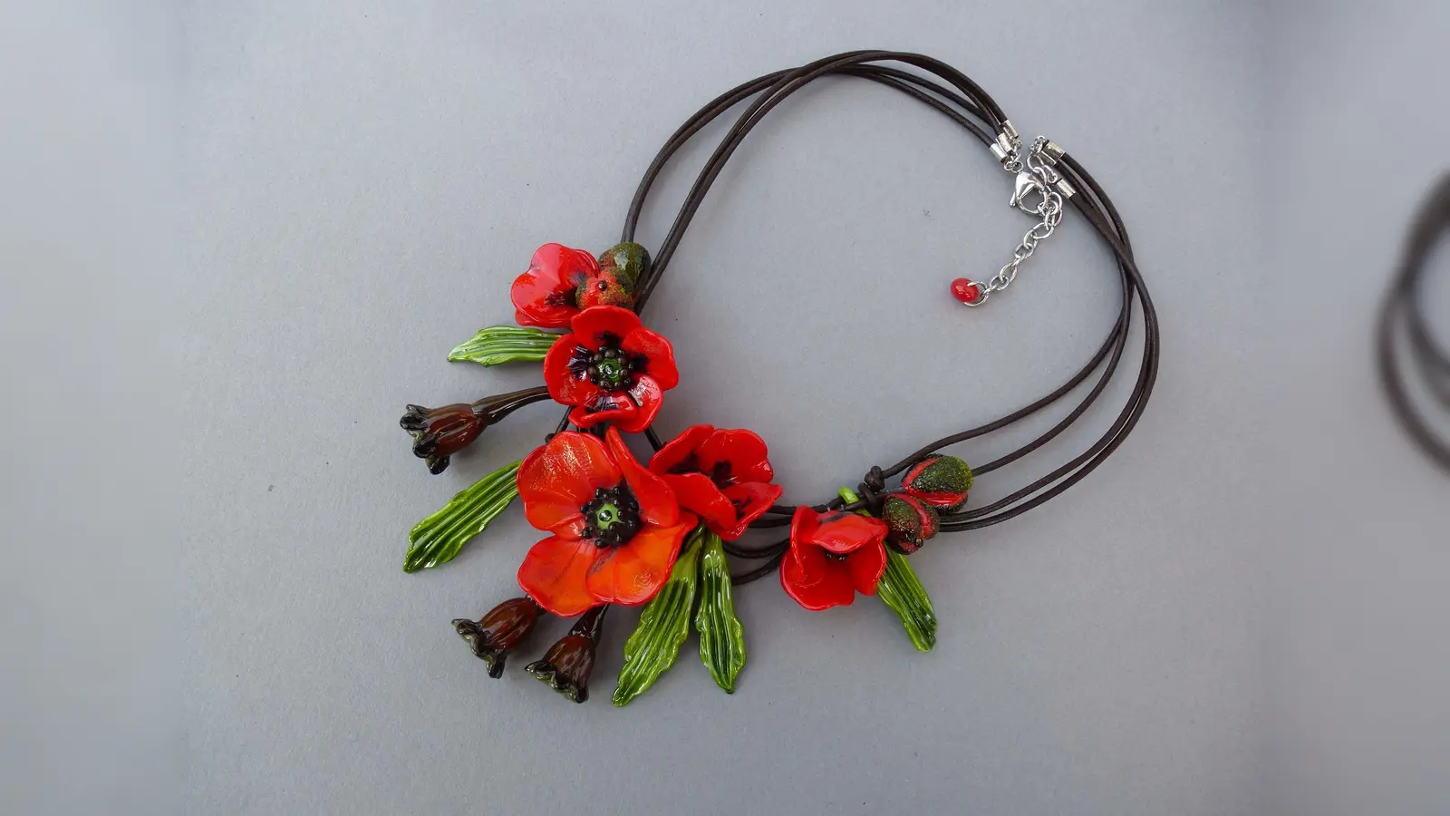 Kette mit Mohnblumen von Magdalena Paukner. (Foto: Foto: privat)
