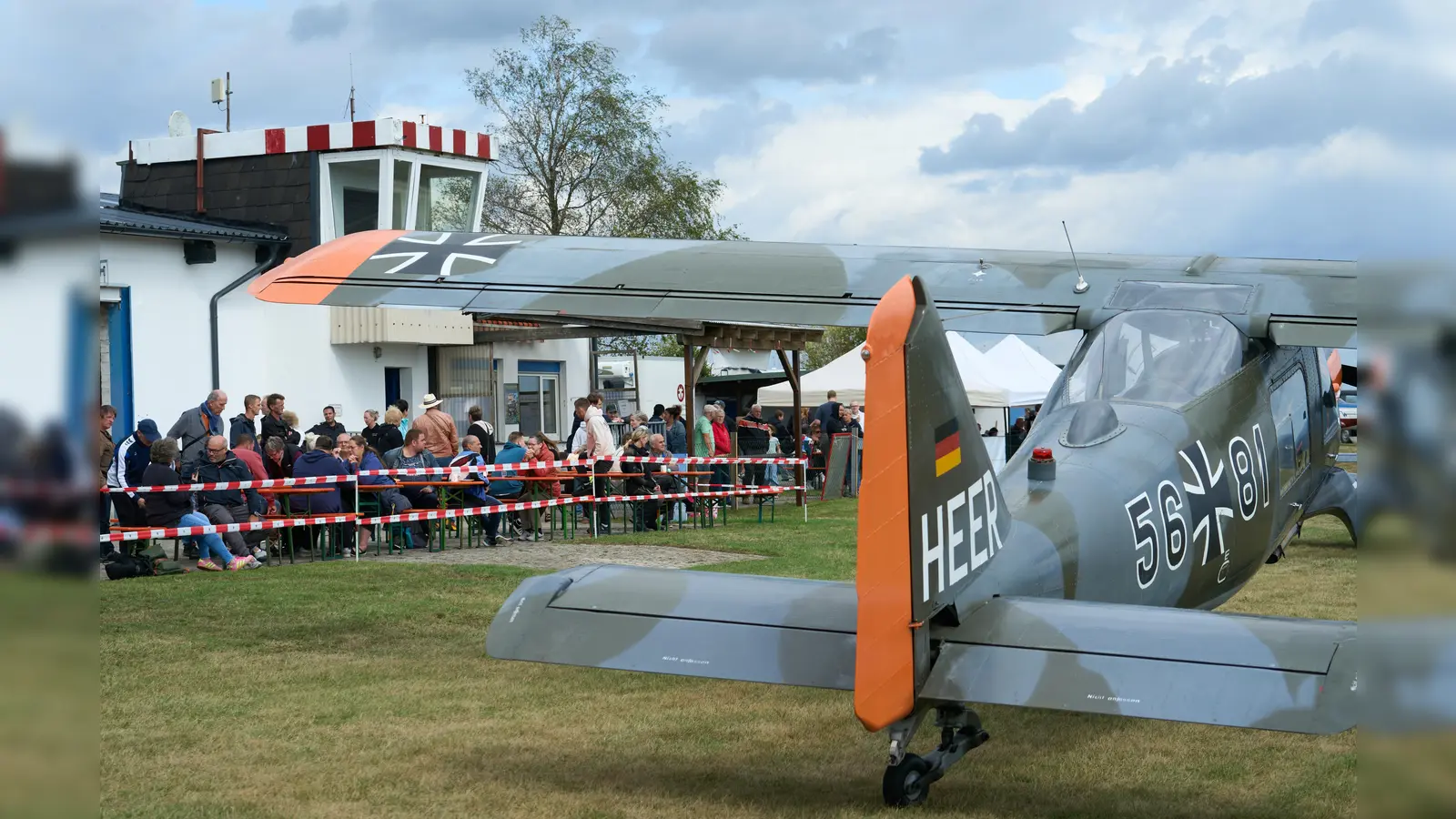 Großer Publumsandrang am Wochenende beim beliebten Flugplatzfest auf dem Hölleberg bei Langenthal. (Foto: Stefan Bönning)