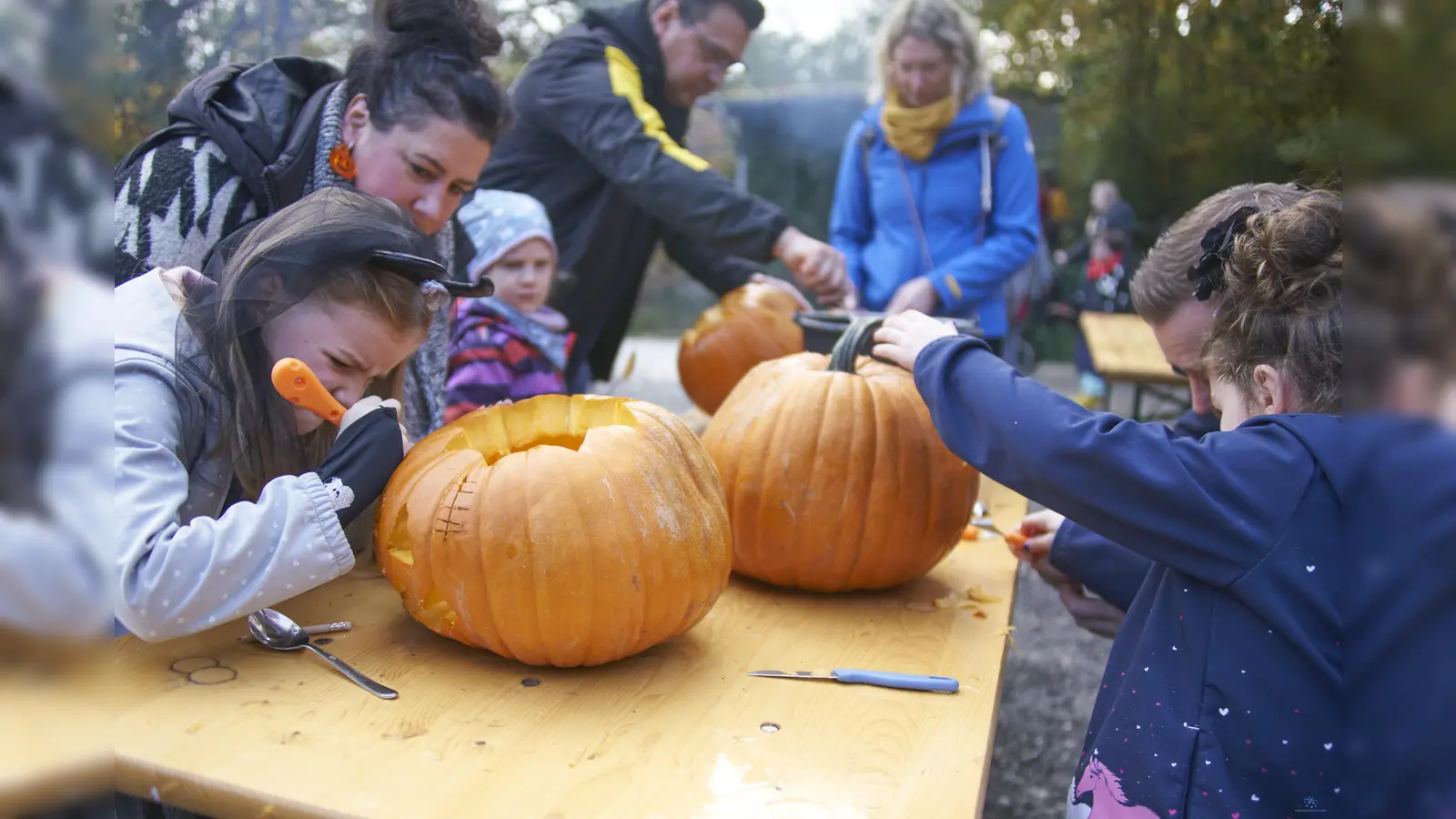 Viel Spaß hatten die Kinder beim Schnitzen der Kürbislaternen. (Foto: Stefan Bönning)