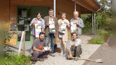 Das Team des Bildungshauses Modexen präsentiert den ersten Programm-Leporello (v.l.): Christiane Sasse, Antonius Tillmann, Britta von Weichs, Dr. Burkhard Beinlich sowie vorne die beiden Studenten im Praxissemester Valentin Salamon und Daniel Bolinth. (Foto: Bildungshaus Modexen)