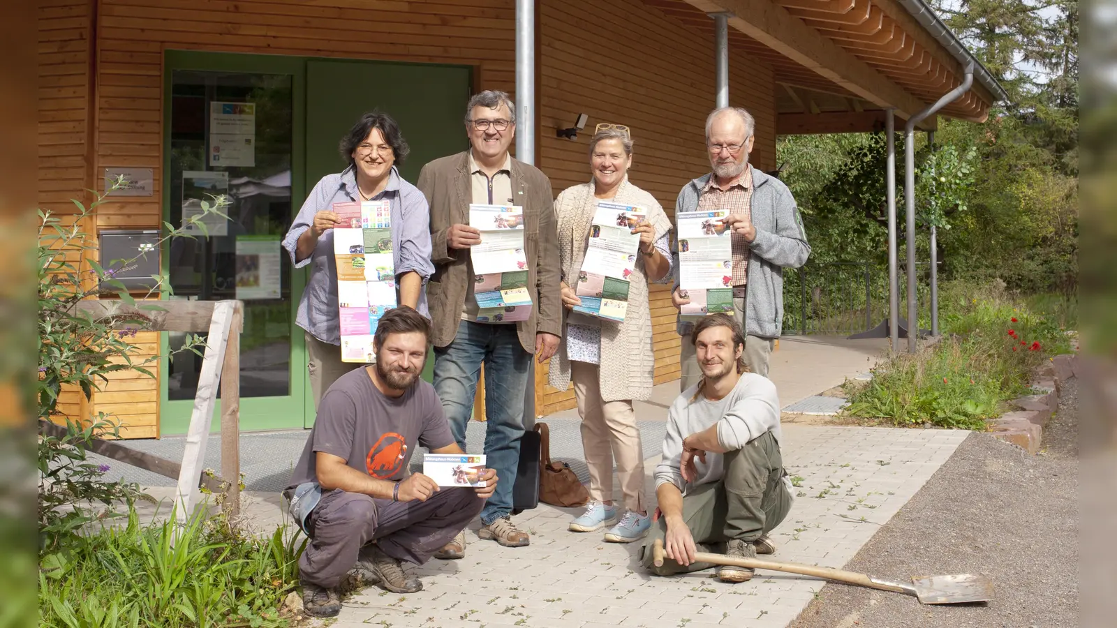 Das Team des Bildungshauses Modexen präsentiert den ersten Programm-Leporello (v.l.): Christiane Sasse, Antonius Tillmann, Britta von Weichs, Dr. Burkhard Beinlich sowie vorne die beiden Studenten im Praxissemester Valentin Salamon und Daniel Bolinth. (Foto: Bildungshaus Modexen)