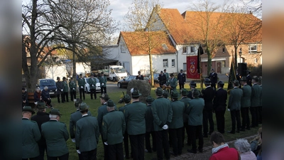 Gedenkveranstaltung zu Ende des zweiten Weltkriegs in Eissen vor 80 Jahren am Gedenkstein vor der Kirche. (Foto: privat)