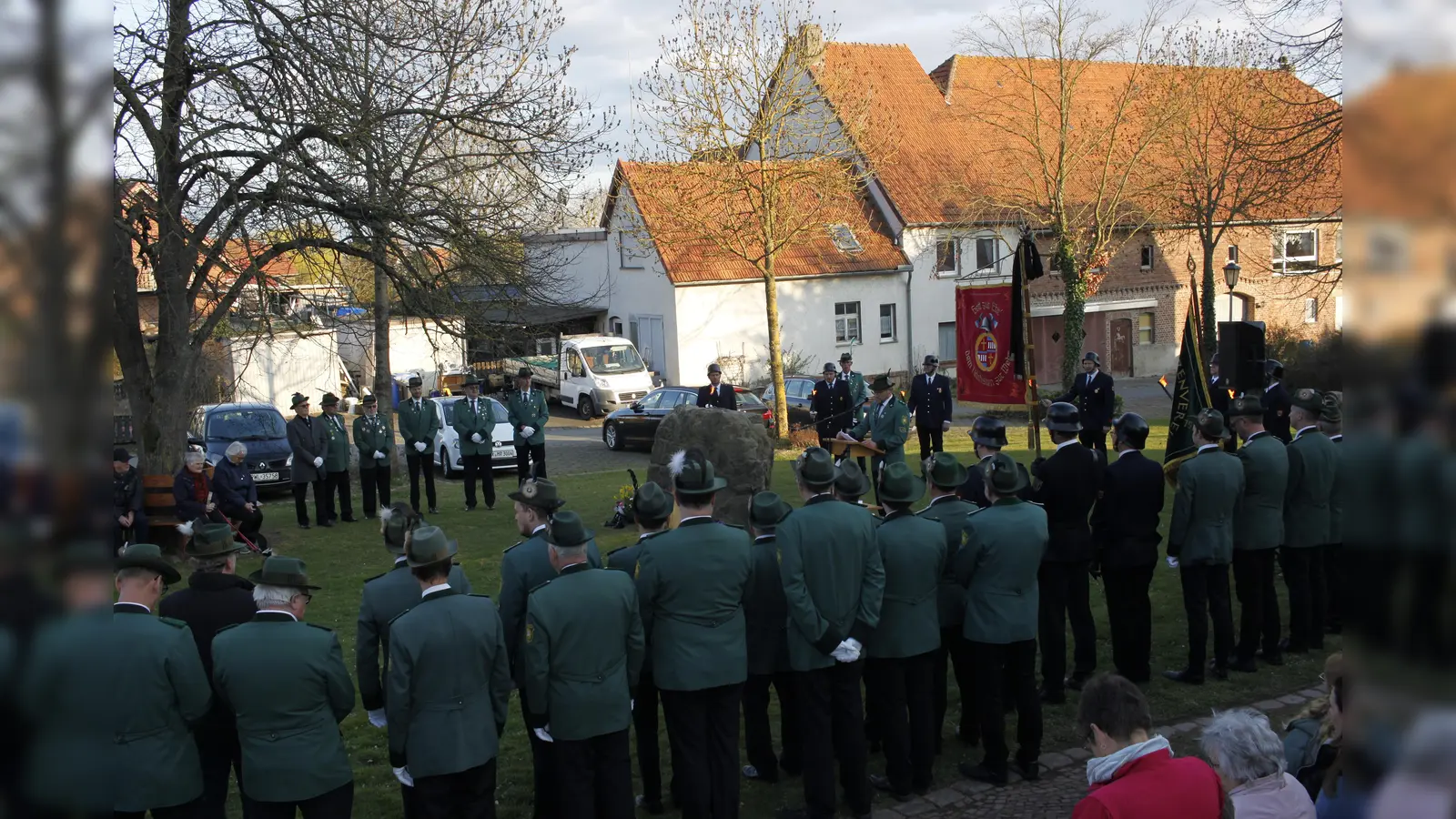 Gedenkveranstaltung zu Ende des zweiten Weltkriegs in Eissen vor 80 Jahren am Gedenkstein vor der Kirche. (Foto: privat)
