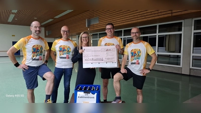 Die Laufgruppe Kabinentrunk konnte dem inklusiven Borgentreicher Verein Wir! So besonders! e.V. nach dem ersten Warburger Biergartenlauf einen großzügigen Spendencheck von über 1000 Euro überreichen. Die Mitglieder der Laufgruppe (von links nach rechts): Markus Thonemann, Jörg Bodemann, Wulf Schirbel und Hendrik Michels nehmen Vereinsvorstandsmitglied Natalia Friesen, die den Check annehmen durfte, in ihre Mitte. (Foto: privat)