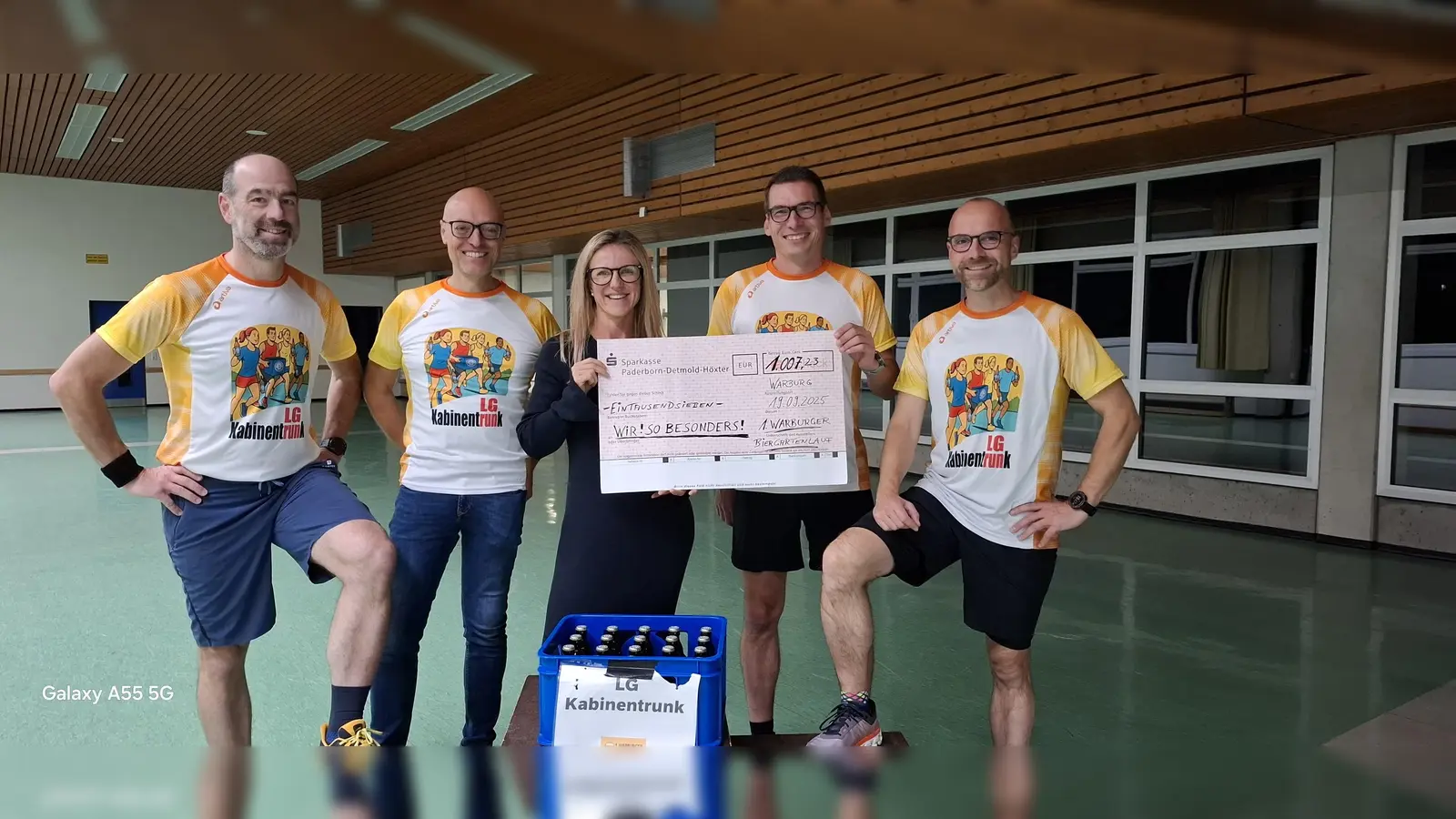 Die Laufgruppe Kabinentrunk konnte dem inklusiven Borgentreicher Verein Wir! So besonders! e.V. nach dem ersten Warburger Biergartenlauf einen großzügigen Spendencheck von über 1000 Euro überreichen. Die Mitglieder der Laufgruppe (von links nach rechts): Markus Thonemann, Jörg Bodemann, Wulf Schirbel und Hendrik Michels nehmen Vereinsvorstandsmitglied Natalia Friesen, die den Check annehmen durfte, in ihre Mitte. (Foto: privat)