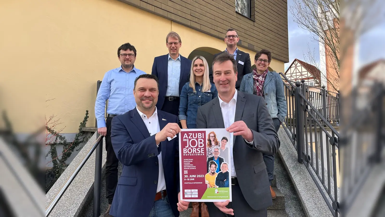 (vorne) Bürgermeister Torben Busse und Gerrit Jungk, Vorstand bdks, (hinten v.l.) Martin Wistuba (AKG), Andreas Schmitt, Management Services Schmitt, Vanessa Grohmann, Stadt Hofgeismar, Chris Dworak, Abteilungsleiter Haupt- und Personalamt Stadt Hofgeismar, und Jenny Sünder, Ev. Altenhilfe. (Foto: Julia Sürder)