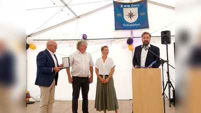 Gemeinsam mit dem KSB-Vorsitzenden Bernd Wiesendorf (links) überreichte LSB-Präsident André Kwiatkowski (rechts) die Heinrich-Hünecke-Plakette für 100 Jahre TSV Hohenbüchen an Tim Gerber und Peggy Vorat. (Foto: Kreissportbund Holzminden)