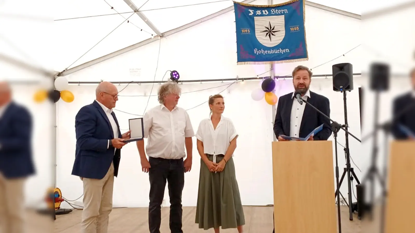 Gemeinsam mit dem KSB-Vorsitzenden Bernd Wiesendorf (links) überreichte LSB-Präsident André Kwiatkowski (rechts) die Heinrich-Hünecke-Plakette für 100 Jahre TSV Hohenbüchen an Tim Gerber und Peggy Vorat. (Foto: Kreissportbund Holzminden)