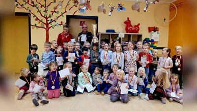 Im letzten Jahr haben sich die Jungen und Mädchen vom Kindergarten Deensen den großen Wanderpokal geholt. Können Sie den Erfolg wiederholen, oder sammelt eine andere Kita die meisten Punkte? (Foto: Kreissportbund Holzminden)