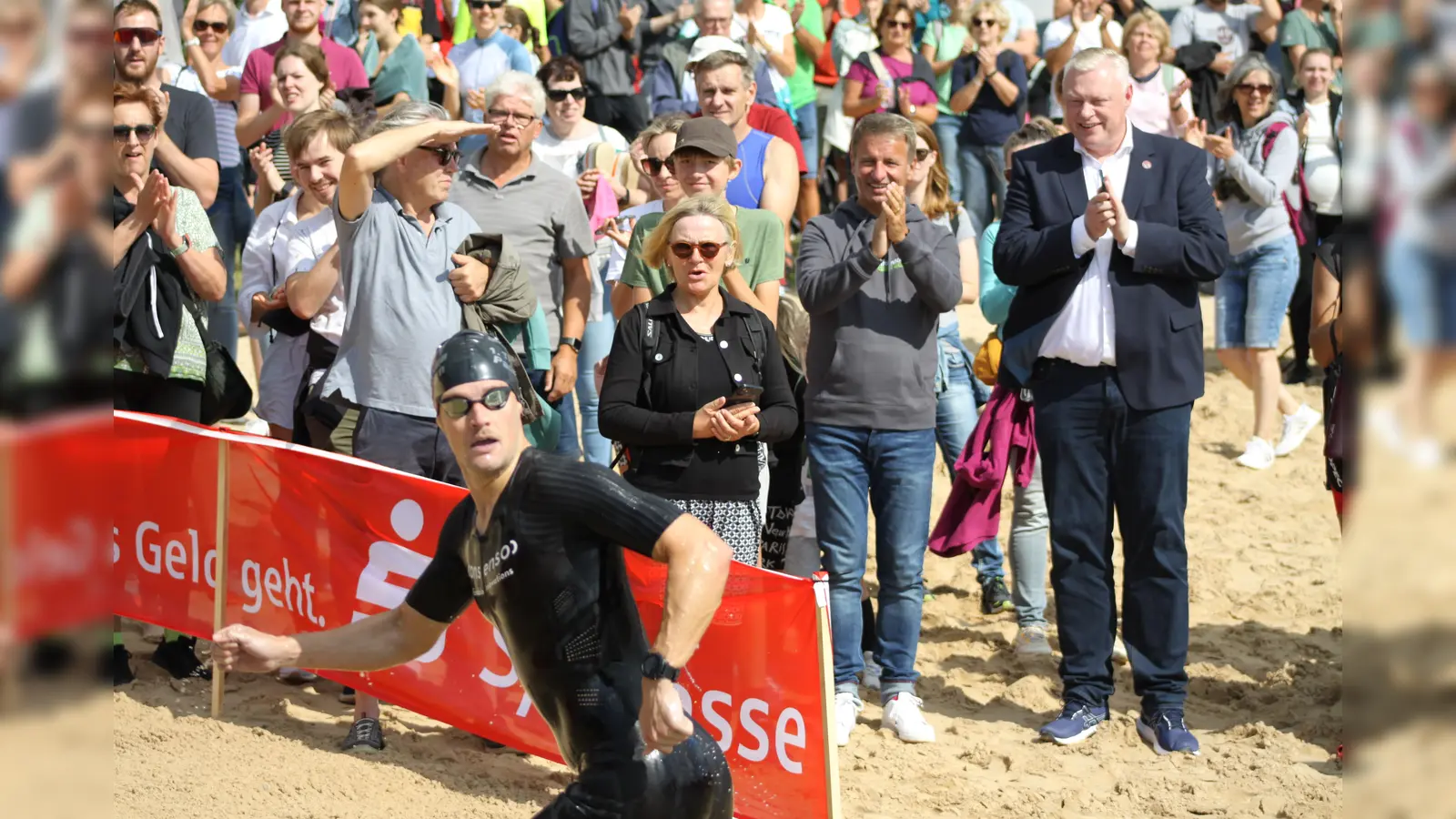 egeisterung pur am Streckenrand in der wunderschöner Freizeitanlage Godelheim: Die Zuschauer „feuern“ die Triathletinnen und Triathleten an.  (Foto: Kreis Höxter/Jürgen Drüke)