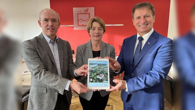 Stellen den neuen Haushaltsplan 2026 vor (v.r.): Landrat Michael Stickeln, Kreiskämmerin Sigrid Wichmann und Andreas Frank, Leiter der Abteilung Finanzen des Kreises Höxter. (Foto: Kreis Höxter)