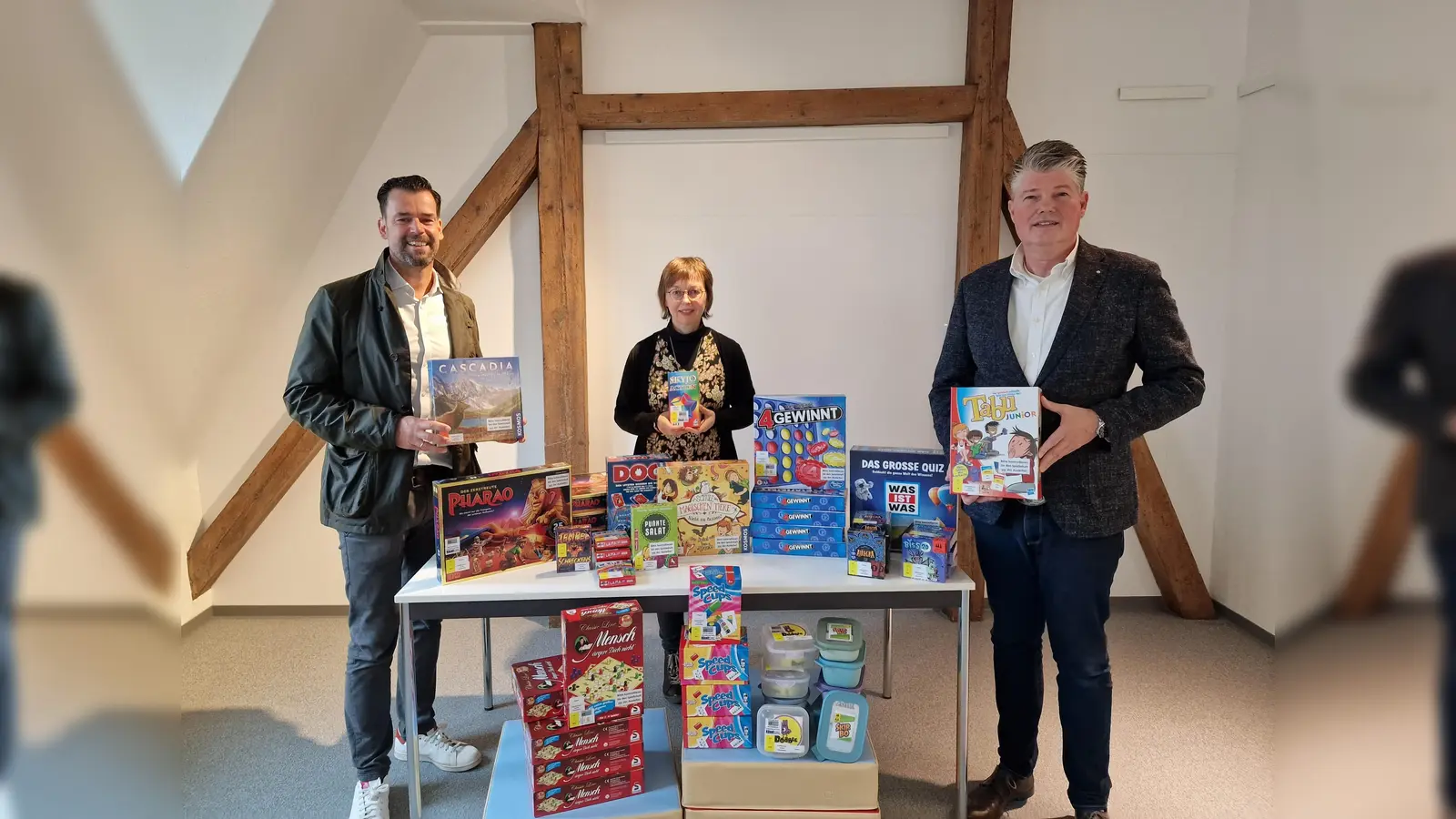 Dirk Brüninghaus und Andreas Kösel vom Lions Club Holzminden mit Büchereileitung Heike Leupold. (Foto: Stadt Holzminden)