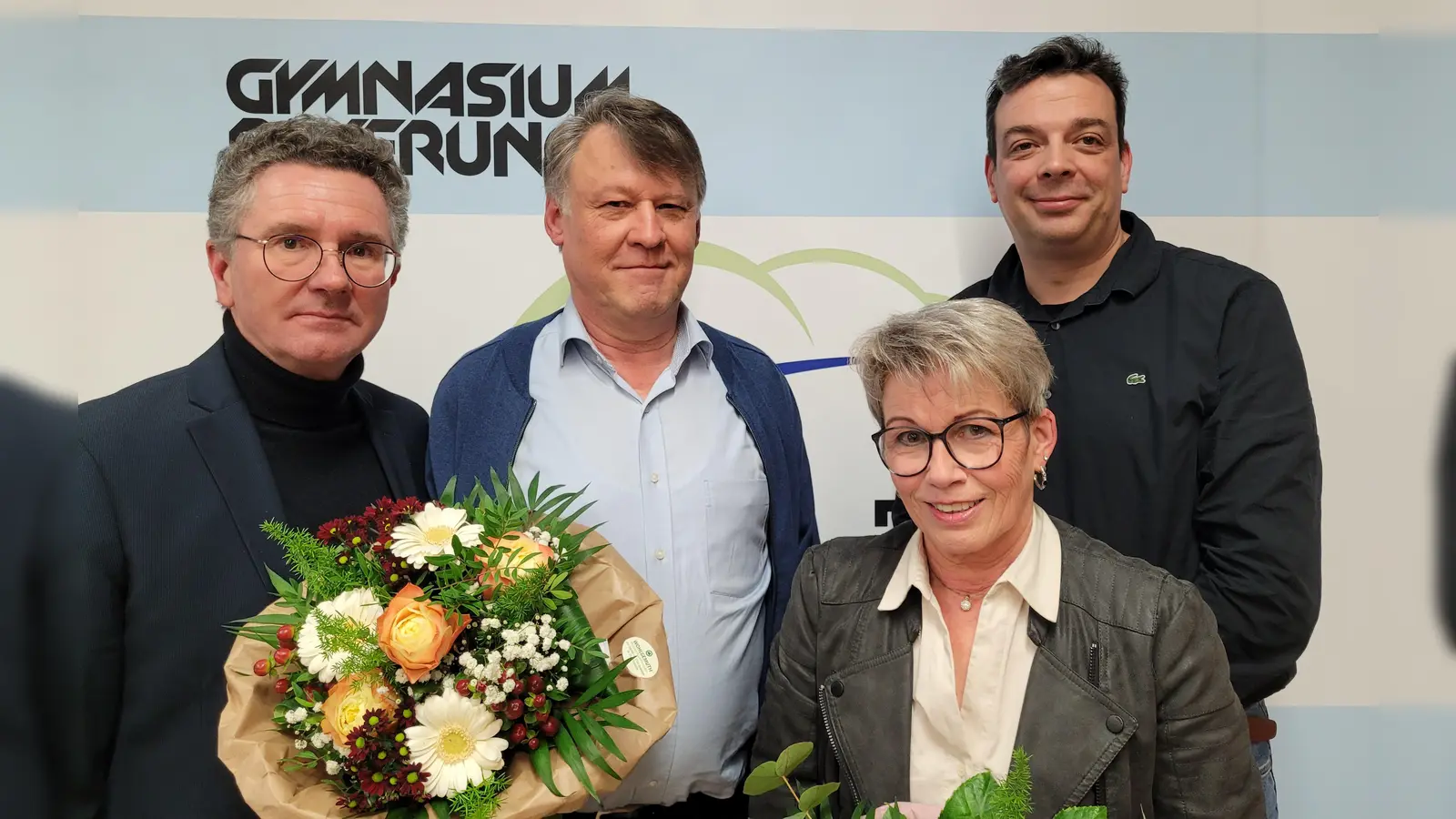 Schulleiter Benedikt Marpert und der stellv. Schulleiter Thorsten Kittel verabschieden Elmar Heinemann und Anne Konzek.  (Foto: Gymnasium Beverungen )