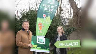 Die zweite Förderphase in der Öko-Modellregion Kreis Höxter ist gestartet: Landrat Michael Stickeln und Projektmanagerin Lina Schlieper setzen auf eine noch stärkere Vernetzung zwischen Erzeugern, Verarbeitern und Abnehmern. (Foto: Kreis Höxter)