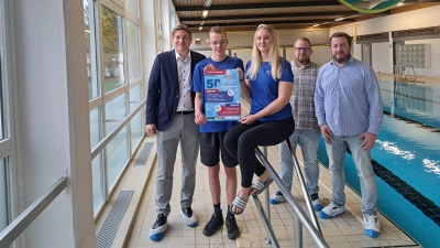 Freuen sich aufs Festwochenende (v.l.): Bürgermeister Nicolas Aisch, Mathis Gutzeit und Pia Heise vom Bäderteam, Betriebsleitung der Stadtwerke Marc Frewer und Martin Grone. (Foto: privat)