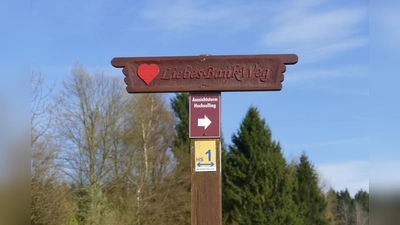 Eines der Hinweisschilder zum „LiebesBankWeg“. (Foto: privat)
