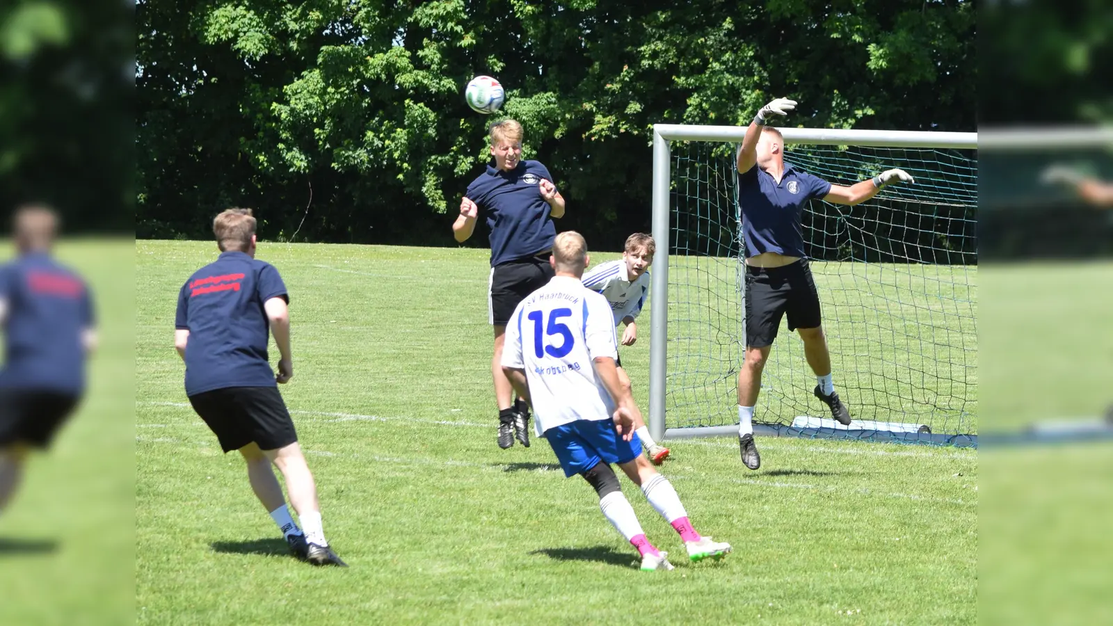 (Fast) alle Augen ruhen auf dem Ball. (Foto: Marc Otto)
