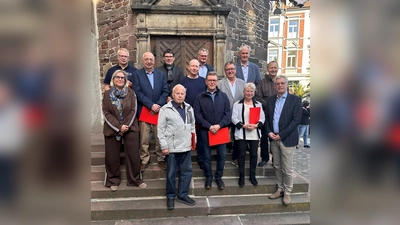 Die neu ernannten Bezirksverwaltungsstellenleiter der Stadt Höxter für die neue Legislaturperiode bei der feierlichen Übergabe der Ernennungsurkunden im Historischen Rathaus. <br>(v.v.l.) Baudezernentin Julia Gogrewe, Johannes Hüls (Brenkhausen), Ralf Meyer (Ovenhausen), Heidi Hecker (Bruchhausen), und der Allgemeine Vertreter Stefan Fellmann, (m.v.l.) Norbert Fahrenholz (Albaxen), Theo Büse (Godelheim), Udo Speith (Fürstenau) und Michael Borgolte (Ottbergen. (h.v.l.) Ralf Kunzmann (Lütmarsen), Waldemar Tebbe (Bosseborn), Walter Sieburg (Stahle) und Albertus Heine (Lüchtringen). (Foto: Stadt Höxter)