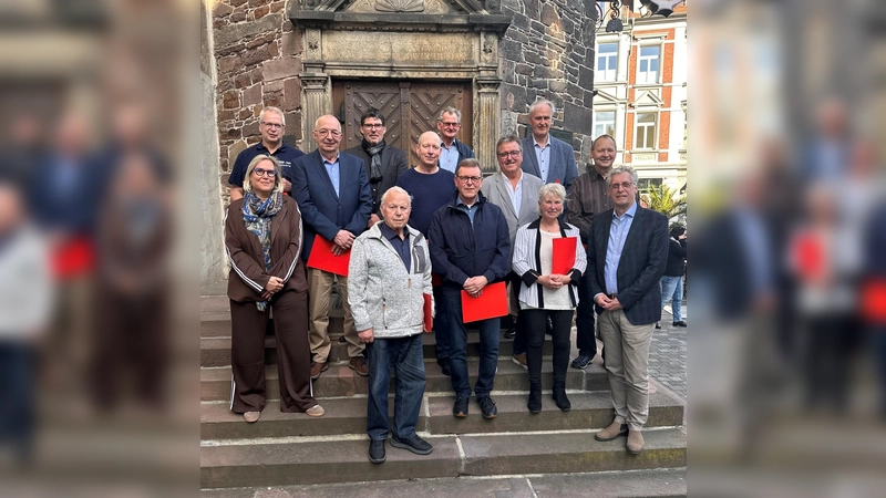 Die neu ernannten Bezirksverwaltungsstellenleiter der Stadt Höxter für die neue Legislaturperiode bei der feierlichen Übergabe der Ernennungsurkunden im Historischen Rathaus. <br>(v.v.l.) Baudezernentin Julia Gogrewe, Johannes Hüls (Brenkhausen), Ralf Meyer (Ovenhausen), Heidi Hecker (Bruchhausen), und der Allgemeine Vertreter Stefan Fellmann, (m.v.l.) Norbert Fahrenholz (Albaxen), Theo Büse (Godelheim), Udo Speith (Fürstenau) und Michael Borgolte (Ottbergen. (h.v.l.) Ralf Kunzmann (Lütmarsen), Waldemar Tebbe (Bosseborn), Walter Sieburg (Stahle) und Albertus Heine (Lüchtringen). (Foto: Stadt Höxter)