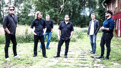 Der Marktplatz wird mit The Complement Club zum Treffpunkt für Liebhaber klassischer Rockmusik. (Foto: Wiebke Weinert)