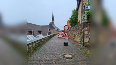 Noch bis in den Juni 2026 ist die Straße Hinter der Mauer Süd beim Marianum nur für Fußgänger begehbar. (Foto: Stadt Warburg)