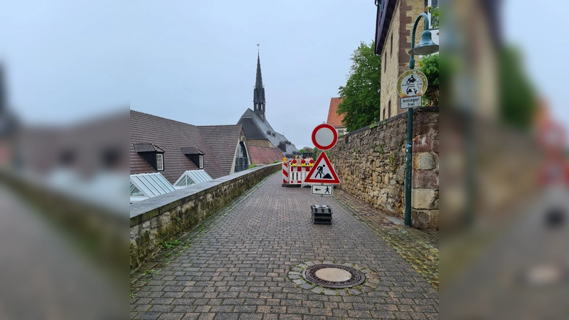 Noch bis in den Juni 2026 ist die Straße Hinter der Mauer Süd beim Marianum nur für Fußgänger begehbar. (Foto: Stadt Warburg)