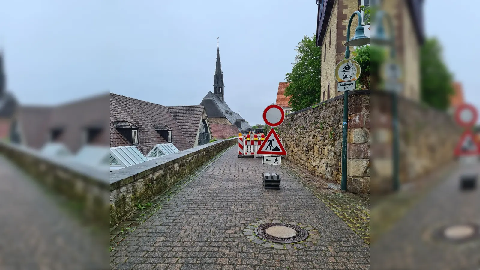 Noch bis in den Juni 2026 ist die Straße Hinter der Mauer Süd beim Marianum nur für Fußgänger begehbar. (Foto: Stadt Warburg)