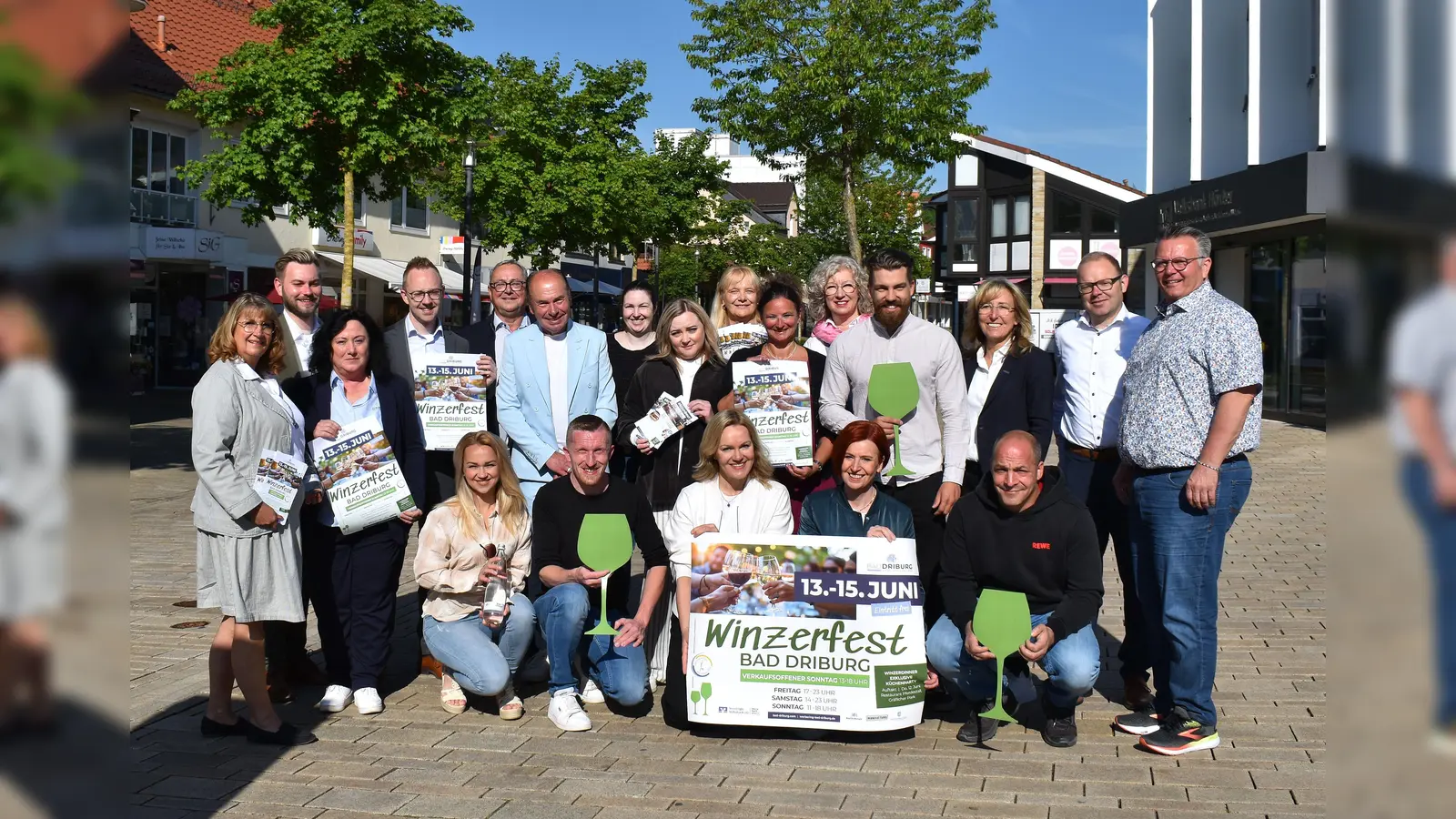 Die Mitglieder des Werberings Bad Driburg laden zum 2. Bad Driburger Winzerfest mit verkaufsoffenem Sonntag ein (v.l.): Suzan Ochmann, Konstantin Hoffmann, Andrea Gründer, Tobias Hansmann, Michael Arens, Klaus Marx, Daniela Illgner, Olga Becker, Ulrike Roxlau, Silke Greitemeier, Uta Hillgemann, Mauritius Gründel, Ute Wiemeyer, Tobias Niggemeier, Franz Streitbürger, (unten) Tatjana Beitans, Michael Peine, Verena Mikus, Marion Weber und Lars Markus. (Foto: Werbering Bad Driburg)