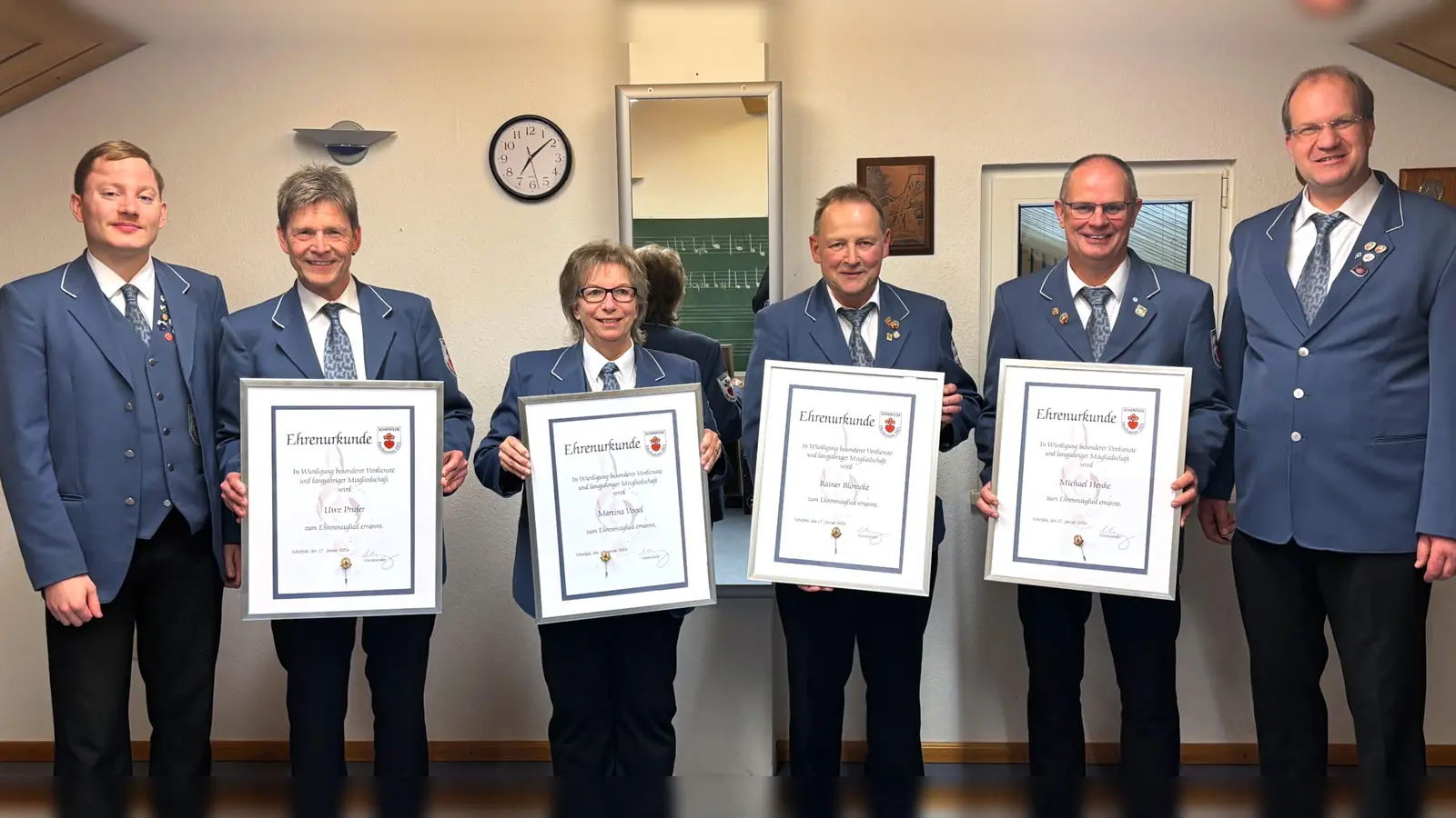 Ehrenmitglieder 2026 (v.l.): Tristan Glunz (2. Vorsitzender), Uwe Prüfer, Martina Vogel, Rainer Blömeke, Michael Henke, Stefan Schauf (1. Vorsitzender). (Foto: Musikverein Scherfede / privat)