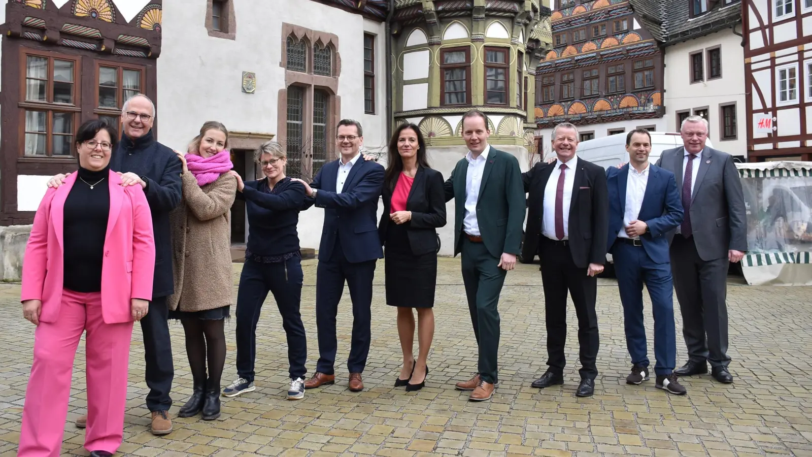So ungefähr wird die Polonaise der Lechner-Figuren vor der Dechanei in Höxter aussehen – hier nachgestellt von den Organisatoren und Förderern der Open-Air-Kunstausstellung in Höxter am Huxarium Gartenpark: Geschäftsführerin Claudia Koch (v. l.), Thomas Schöning (Förderverein), Anne Engel (Bäckerei Engel), Künstlerin Laura Lechner, Michael Meier und Ina Kreimer (beide Volksbank Höxter, Zweigniederlassung der VerbundVolksbank OWL), Jens Klingemann (Mode-und Sporthaus Klingemann Höxter), Achim Frohß (Sparkasse Paderborn-Detmold-Höxter), Jan Illerhues (Lechnerhof Witten) und Daniel Hartmann (Bürgermeister). (Foto: Huxarium Gartenpark Höxter)