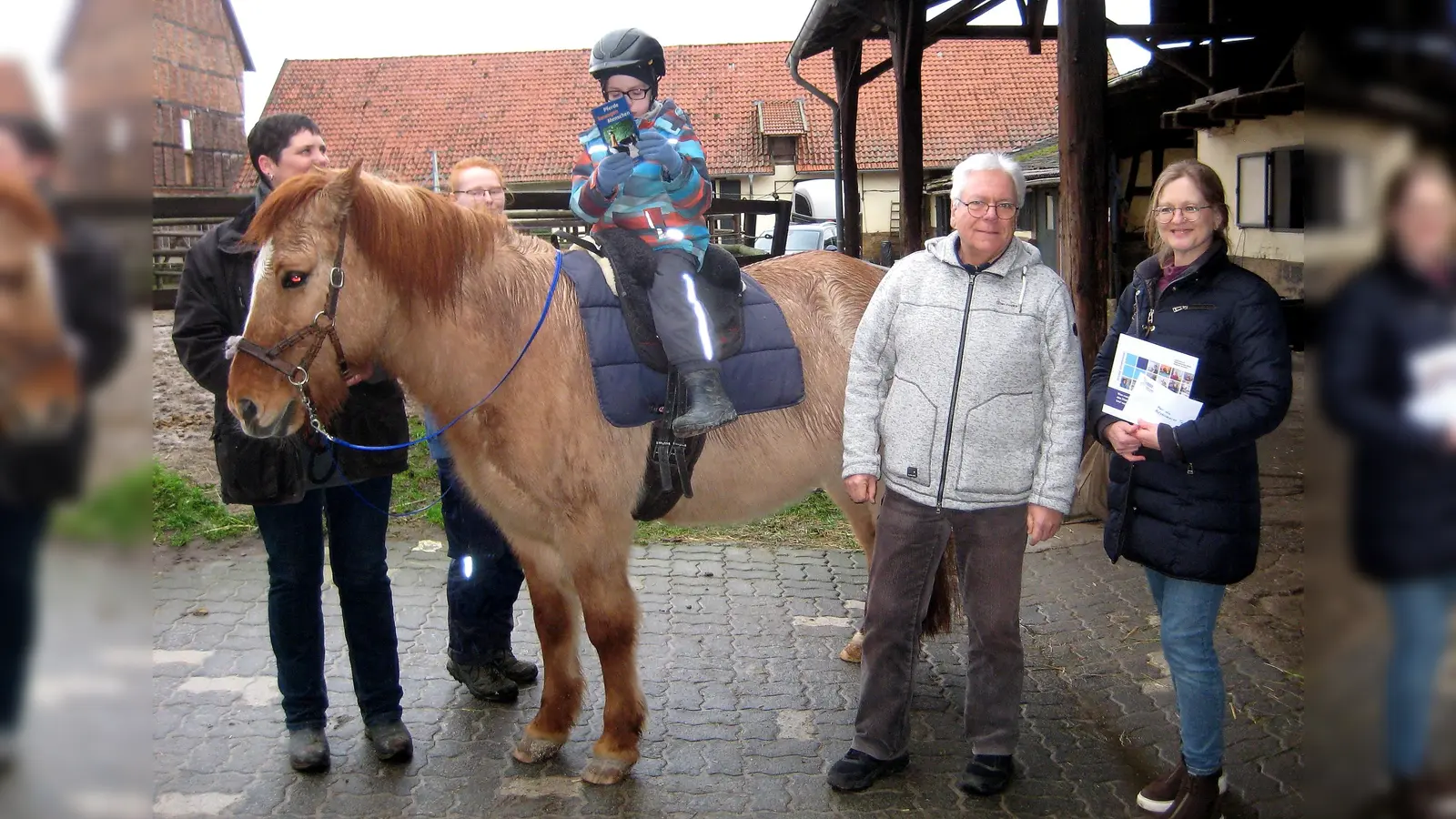 Volker Speer mit Maike Lütje (l.) und Michaela Landgrebe sowie Justus auf Stigandi. (Foto: Englhardt)