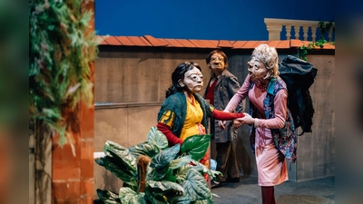 Die Stücke der Theatertruppe leben vor allem von ihren besonderen Masken, die für jedes Stück individuell gefertigt werden. (Foto: Simon Wachter)