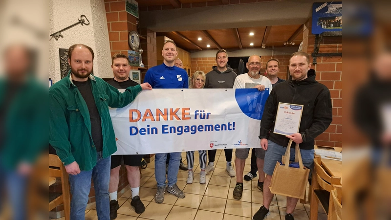 Wenn für ehrenamtlich Tätige aus einer Überraschung pure Freude wird, wie hier bei der Auszeichnung von Dominic Gehrke (rechts), Jugendleiter des VfR Hehlen, als Vereinsheld. (Foto: Kreissportbund Holzminden)