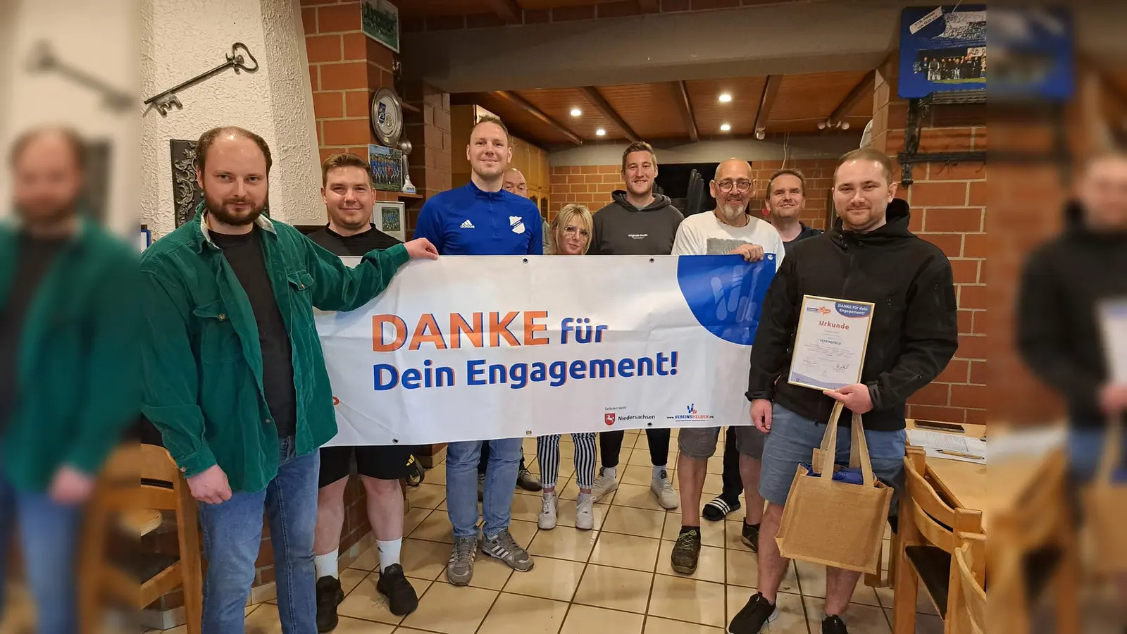 Wenn für ehrenamtlich Tätige aus einer Überraschung pure Freude wird, wie hier bei der Auszeichnung von Dominic Gehrke (rechts), Jugendleiter des VfR Hehlen, als Vereinsheld. (Foto: Kreissportbund Holzminden)