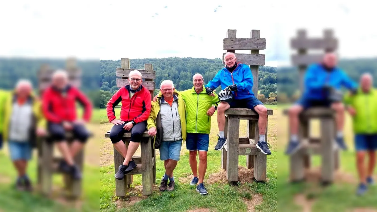 Die „Montagsrunde“ mit Herbert Ebbighausen, Manfred Sulimma, Erwin Kalms und Dieter Kriegel erkundet regelmäßig mit ihren E-Bikes die Solling-Vogler-Region und verbindet dabei Bewegung, Naturerlebnis und das Sammeln der Wanderschätze-Stempel. (Foto: SVR/M.Knipping)