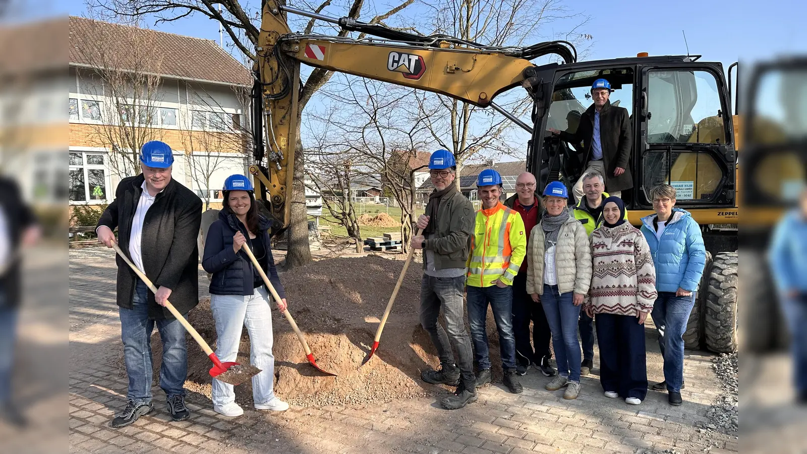 Jetzt geht’s los. Der offizielle Startschuss für den Erweiterungsbau der Grundschule im Wesertal, Albaxen, ist gefallen. (v.l.) Bürgermeister Daniel Hartmann, kommissarische Schulleiterin Deborah Plath, Architekt Torsten Krekeler, Lars Helmer (Baugesellschaft Oppermann), Schulhausmeister Matthias Schäfer, Yvonne Meise (OGS-Leitung), Mathias Klie von der gleichnamigen Straßenbau GmbH, Emine Yesilgöz (Abteilung Hochbau, Stadt Höxter), Claudia Pelz-Weskamp (Leiterin Abteilung Schulen, Bücherei und Sport, Stadt Höxter) und Allgemeiner Vertreter Stefan Fellmann (oben). (Foto: Stadt Höxter)