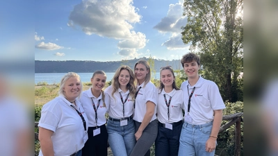 An der Rom-Wallfahrt nahmen teil (v.l.): Annika Stroop, Sarah Boci, Diana Bairamiv, Manuela Schmidt, Ayline Botta und Jonas Kroll.  (Foto: KHWE)