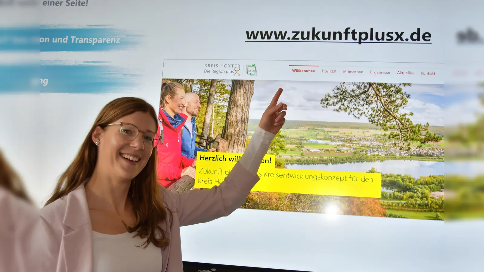 Sandra Dreker, Projektkoordinatorin und Leiterin der Abteilung Gemeinschaftsbüro Landrat des Kreises Höxter, freut sich auf eine starke Beteiligung an der Befragung zu wichtigen Themen des Kreises Höxter. (Foto: Kreis Höxter)