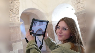 Der Johanneschor war ein Feuerwerk aus Formen und Farben. Davon vermittelt die Augmented Reality fesselnde Eindrücke. Firmbewerberin Ida ist beeindruckt. (Foto: Kirchengemeinde Corvey)
