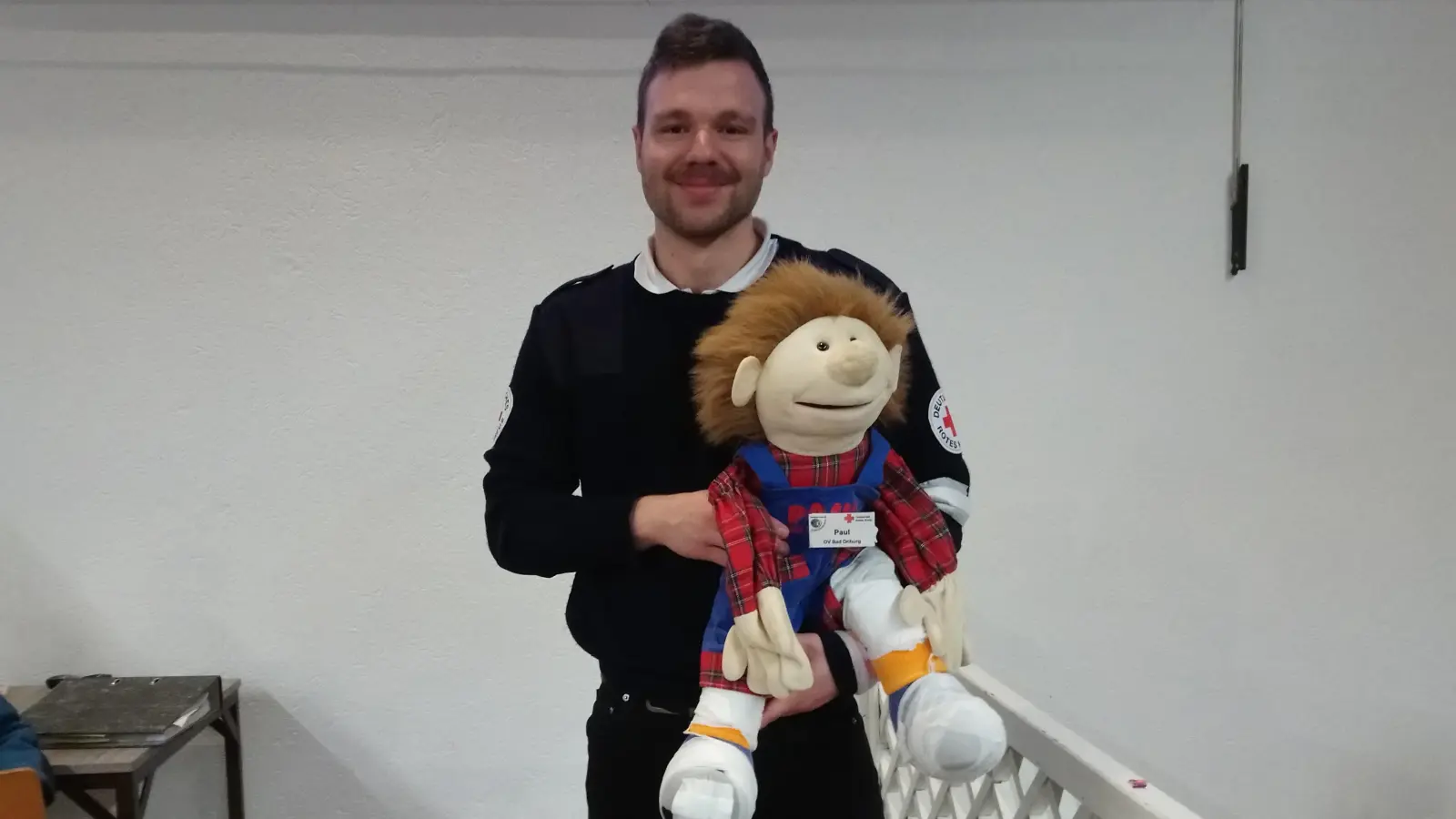 Björn Heidemann mit Puppe Paul an der Station für die Jüngsten. (Foto: Doris Dietrich)