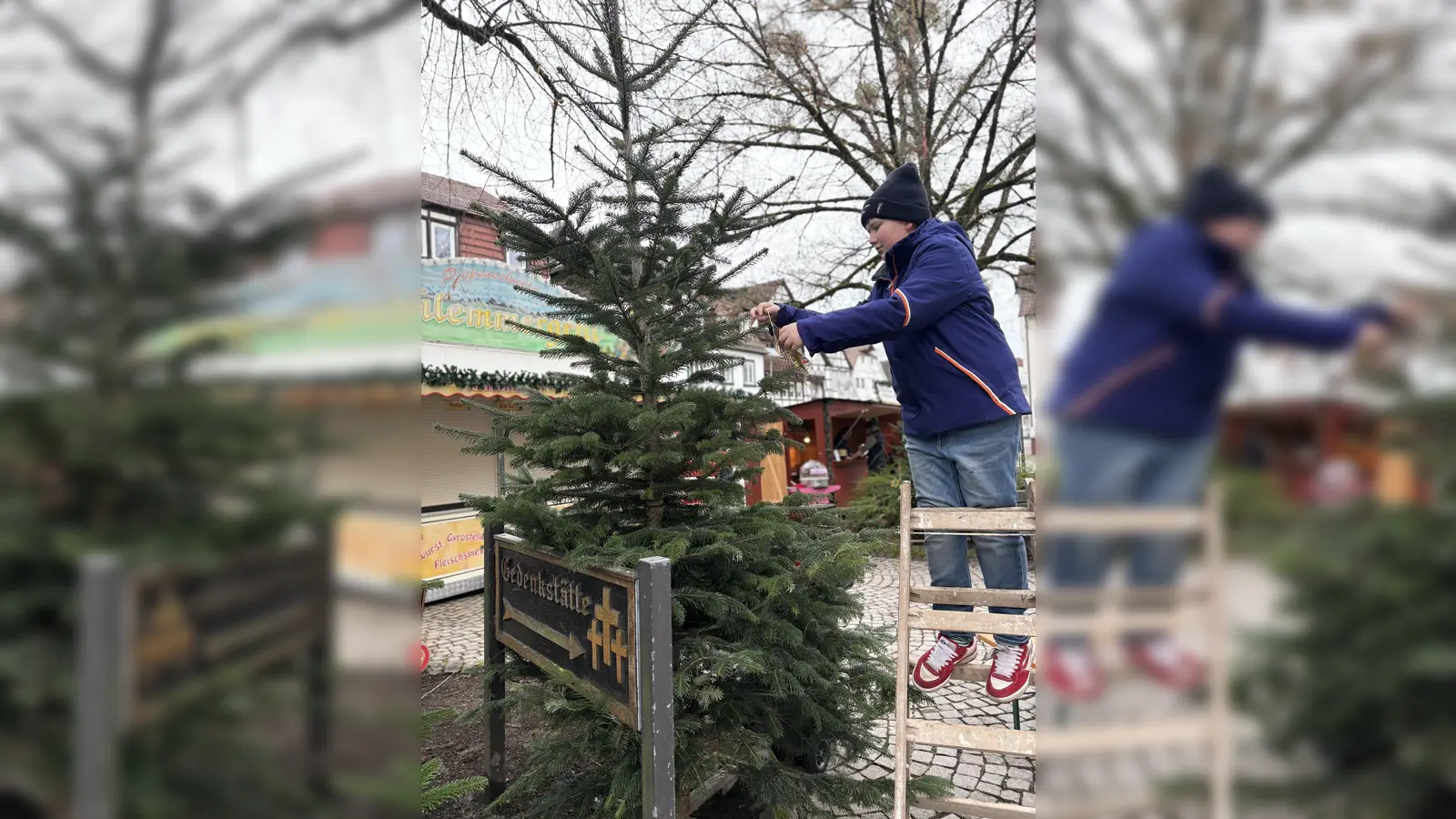 Tatkräftige Unterstützung: Die Jugendfeuerwehr Beverungen dekoriert die Tannenbäume für den Sternenmarkt. (Foto: S. Zarnitz FFW)