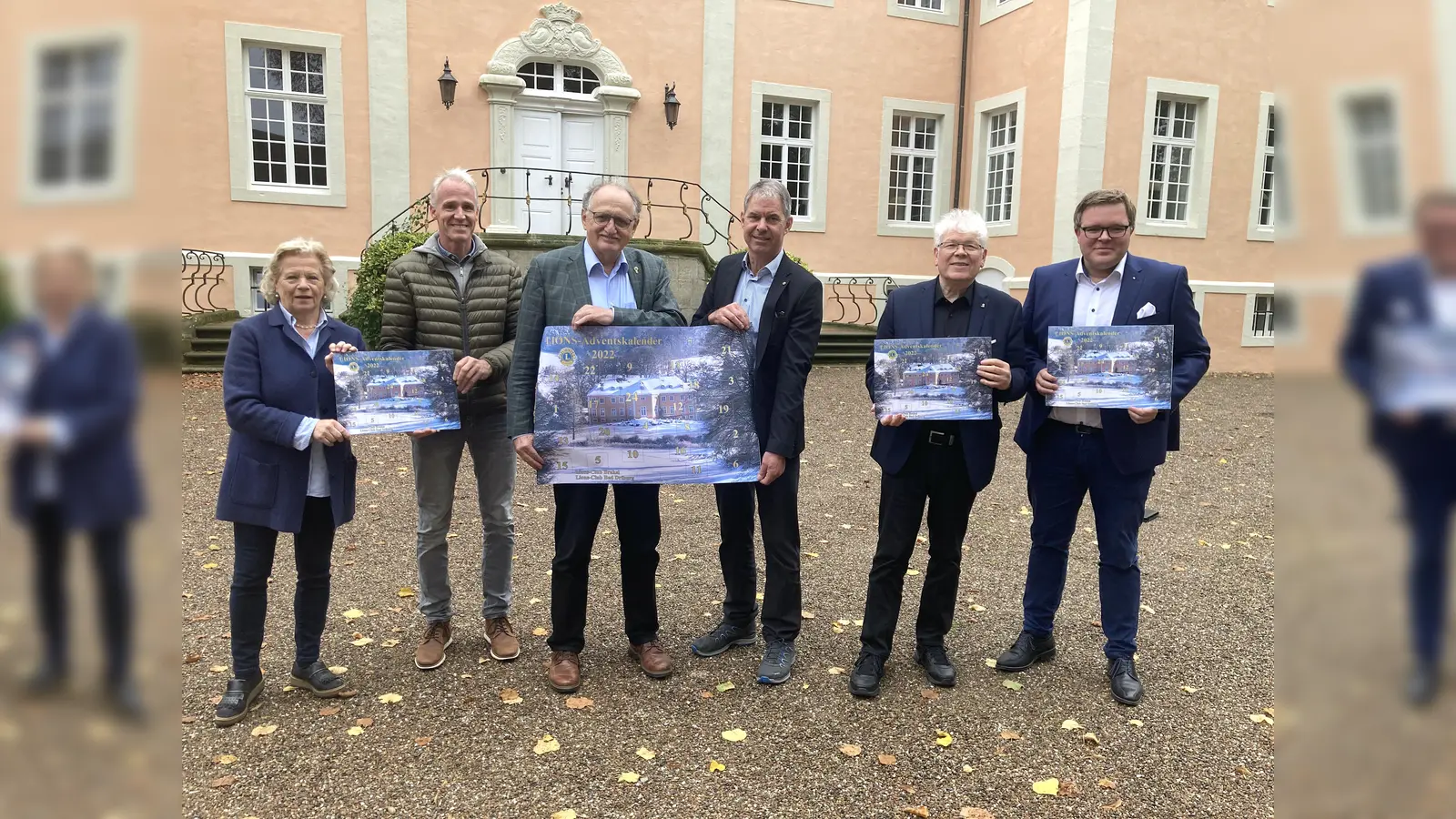 Lions präsentierten gemeinsam mit Gabriele Frfr. von Spiegel den LIONS-Adventskalender 2022 auf der Schlossanlage Rheder (v.l.): Gabriele von Spiegel, Peter Röttger, Activity-Beauftragter, Dr. Ralf Becker, Präsident LC Brakel, Udo Stöver, Präsident LC Bad Driburg, Fritz Unruhe, Past-Distrikt-Governor, und Raphael Vössing, Activity-Beauftragter. (Foto: privat)