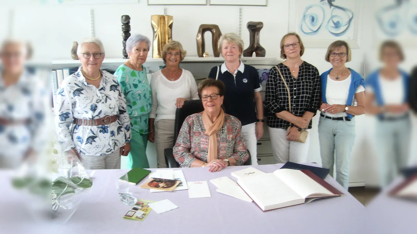Ingrid Dierkes (vorn) im Kreise der anwesenden Damen vom Leseclub „Lesen verbindet“. (Foto: Foto: Leseclub „Lesen verbindet“)